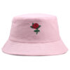 Bob-adulte-couleur-rose-avec-une-rose-rouge-imprimée-devant-photo-fond-blanc