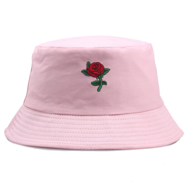 Bob-adulte-couleur-rose-avec-une-rose-rouge-imprimée-devant-photo-fond-blanc
