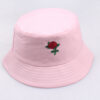 Bob-adulte-rose-avec-une-rose-rouge-brodée-posé-debout-vue-de-dessus