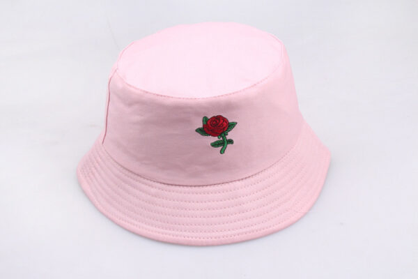 Bob-adulte-rose-avec-une-rose-rouge-brodée-posé-debout-vue-de-dessus