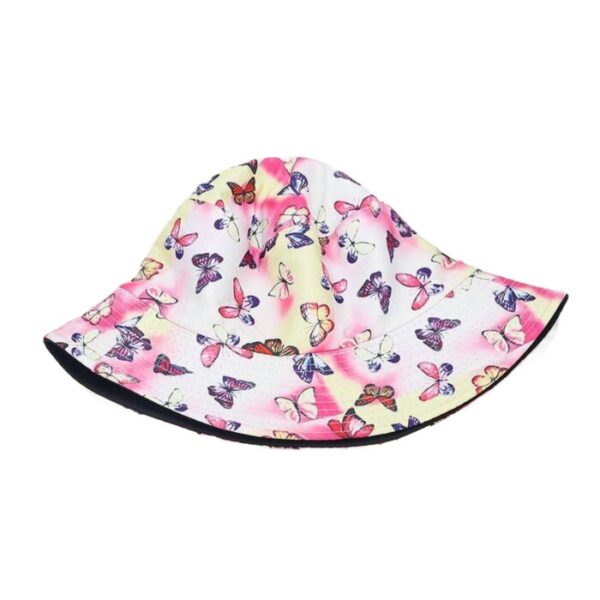 Un-bob-avec-motifs-de-papillons-imprimés-plié-à-plat