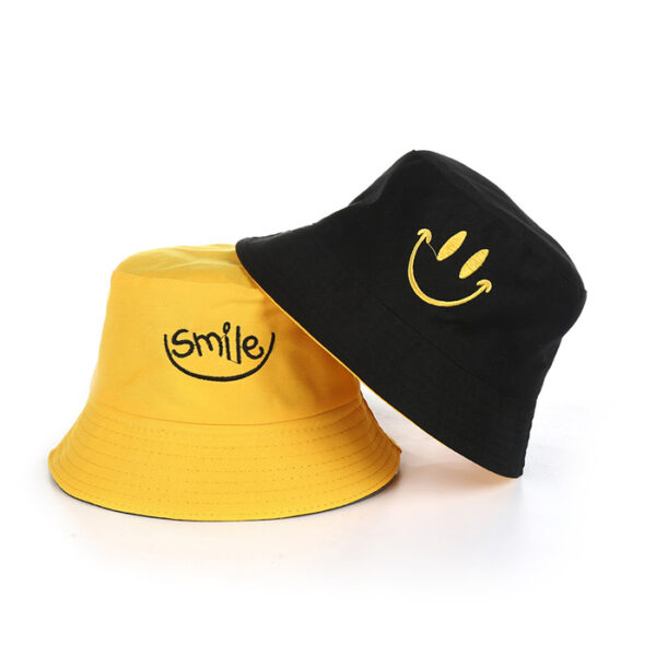 Bob-réversible-avec-smiley-souriant-sur-fond-blanc