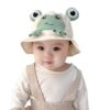 Bébé-souriant-prend-la-pose-en-photo-avec-son-bob-baby-frog-couleur-beige-sur-sa-tête