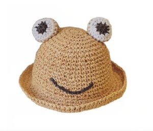 Bob-chapeau-de-paille-forme-grenouille-couleur-khaki-fond-blanc