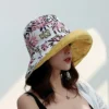 Une dame élégante et raffinée porte un bob chapeau jaune avec des motifs imprimés floraux