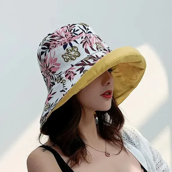 Une dame élégante et raffinée porte un bob chapeau jaune avec des motifs imprimés floraux