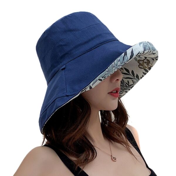 Bob-chapeau-femme-couleur-bleu-marine-sur-fond-blanc
