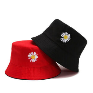 Bob-double-face-rouge-et-noir-avec-broderie-margueritte-présenté-sur-un-fond-blanc