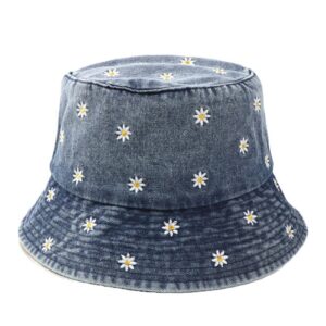 Un-bob-en-jean-avec-des-motifs-de-petites-fleurs-brodées-couleur-bleu-ciel-nuit-fond-blanc