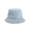 Bob-en-jean-homme-bleu-ciel-présenté-sur-fond-blanc