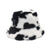 Bob-fourrure-tâches-de-vache-noir-et-blanc-présenté-sur-fond-blanc