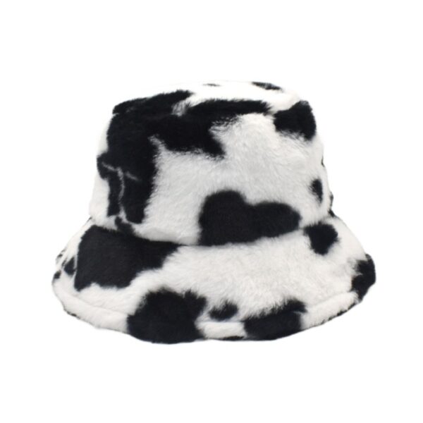 Bob-fourrure-tâches-de-vache-noir-et-blanc-présenté-sur-fond-blanc