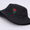 Bob-noir-avec-une-rose-rouge-brodée-plié-a-plat