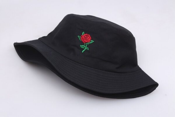 Bob-noir-avec-une-rose-rouge-brodée-plié-a-plat