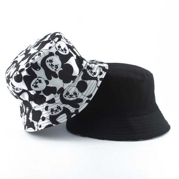 Bob-panda-chevauche-un-bob-noir-fond-blanc