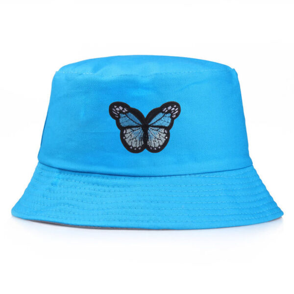 Bob-papillon-brodé-couleur-bleu-ciel-sur-un-fond-blanc