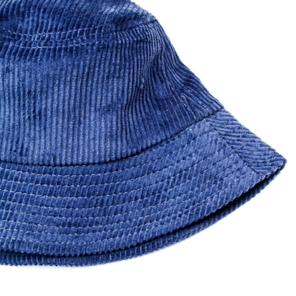 Bob-velours-couleur-bleu-plié