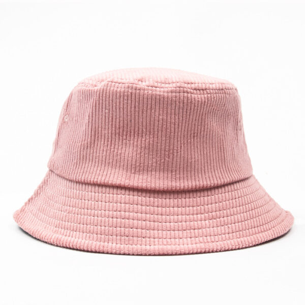 Bob-cotelé-en-velours-couleur-rose-présenté-sur-fond-blanc