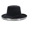 Un chapeau bob élégant pour femmes noir est posé dans un fond blanc