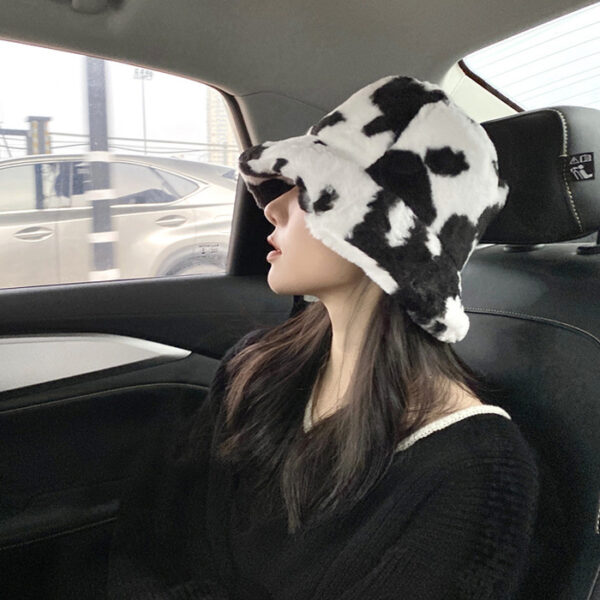 Fille-brune-assise-en-voiture-porte-bob-fourrure-vache-noir-et-blanc