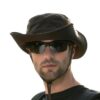 Homme-à-lunettes-de-soleil-avec-bob-chapeau-noir-sur-sa-tête