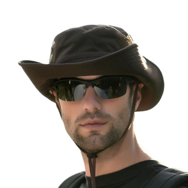 Homme-à-lunettes-de-soleil-avec-bob-chapeau-noir-sur-sa-tête