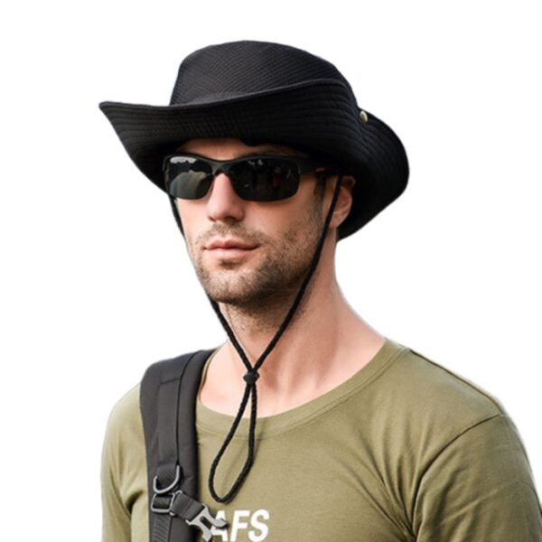 Un-homme-au-look-aventurier-porte-un-bob-noir