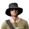 Un-homme-style-aventurier-avec-bob-noir-sur-la-tête
