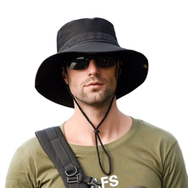 Un-homme-style-aventurier-avec-bob-noir-sur-la-tête