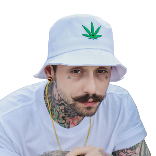 Homme-tatoué-qui-porte-un-bob-cannabis-blanc-sur-la-tête