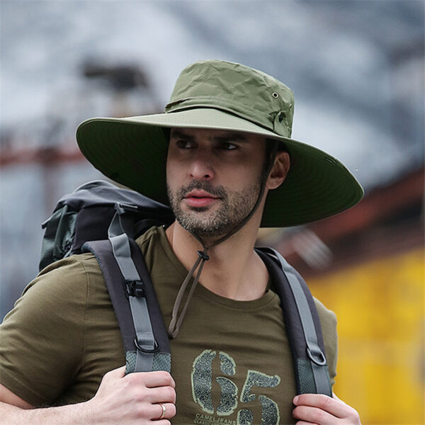 Le-jeune-aventurier-avec-un-bob-large-homme-couleur-vert-armee