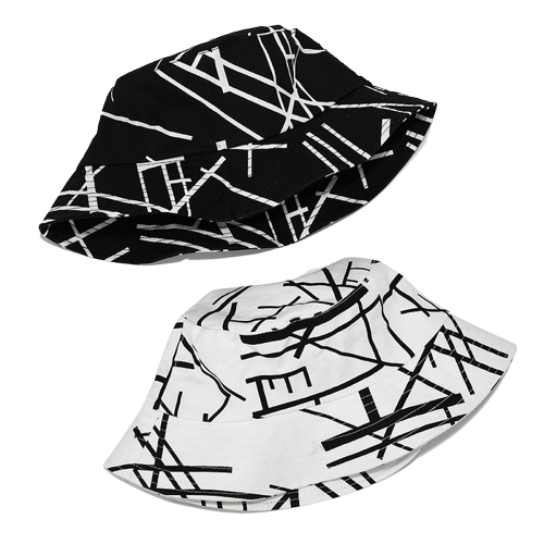 2-bobs-motif-graffiti-et-rayures-pliés-un-à-coté-de-l'autre
