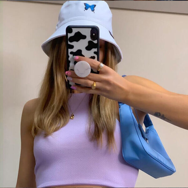 Une-mannequin-blonde-se-prend-en-selfie-avec-son-bob-papillon-blanc-sur-la-tête-1