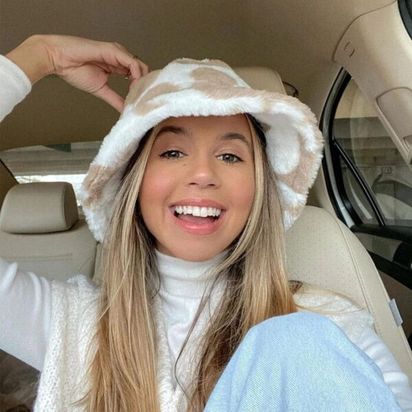 Mannequin-fille-blonde-porte-bob-fourrure-vache-beige-et-blanc