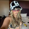 mannequin-fille-blonde-porte-bob-fourrure-vache-noir-et-blanc-1