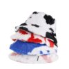 Plusieurs-bobs-fourrure-vache-empilés-sur-fond-blanc