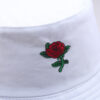 Zoom-bob-sur-son-motif-brodé-d'une-rose-rouge