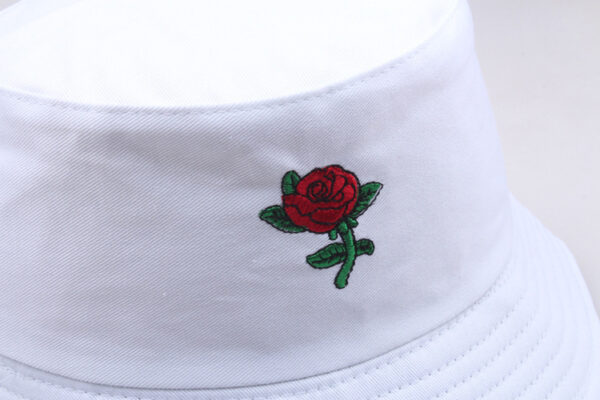 Zoom-bob-sur-son-motif-brodé-d'une-rose-rouge