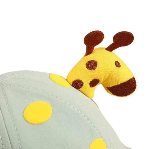 Zoom-détail-tête-peluche-girafe-qui-depasse-du-bob
