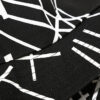 Zoom-sur-les-textures-et-la-qualité-des-coutures-du-bob-graffiti-de-couleur-noir
