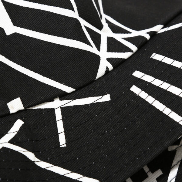 Zoom-sur-les-textures-et-la-qualité-des-coutures-du-bob-graffiti-de-couleur-noir