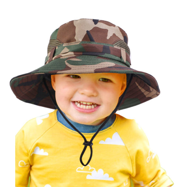 Adorable-enfant-souriant-avec-bob-style-militaire-sur-la-tête