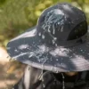De l'eau ruisselle sur un chapeau bob imperméable