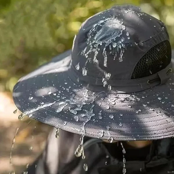 De l'eau ruisselle sur un chapeau bob imperméable
