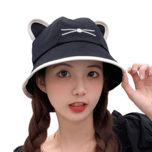 Jeune-fille-brune-avec-un-bob-style-chaton-sur-la-tête-fond-blanc