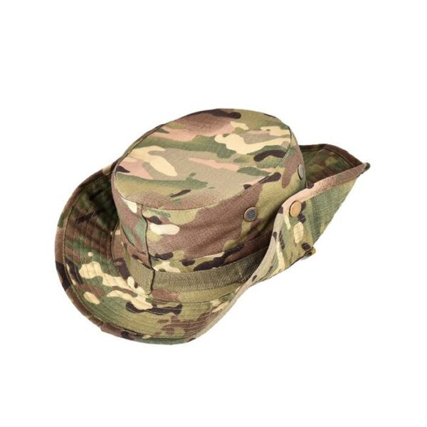 Bob-militaire-tactique-armée-américaine-bords-rabattus-sur-un-fond-blanc