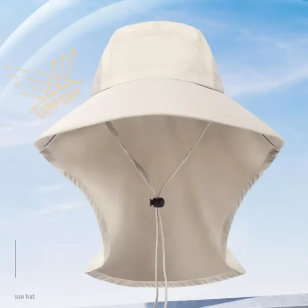 Un chapeau sur un décor de ciel ensoleillé avec une indication inscrite sur l'image que le tissu est upf 50+ pour une protection ultime contre les ultraviolets