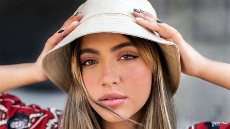 Gros-plan-sur-le-regard-d'une-jeune-fille-qui-porte-un-bob-chapeau
