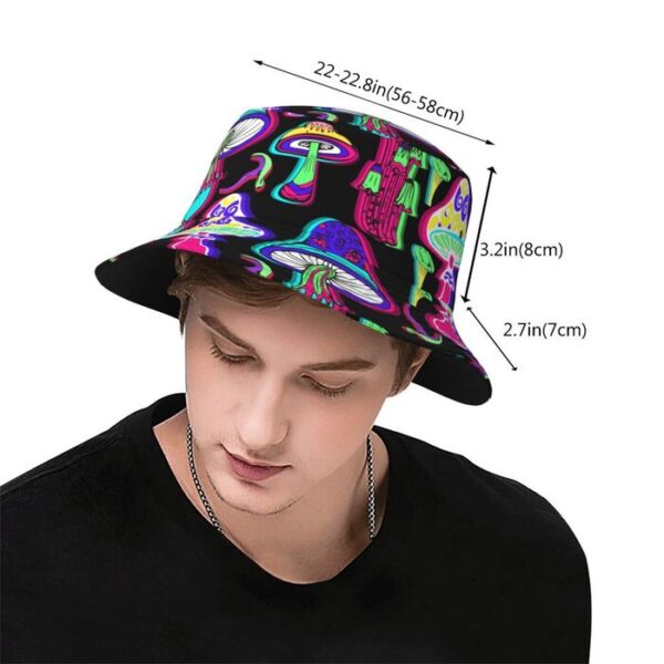 Jeune-homme-porte-bob-motif-de-champignons-et-les-dimensions-du-chapeau-sont-spécifiées