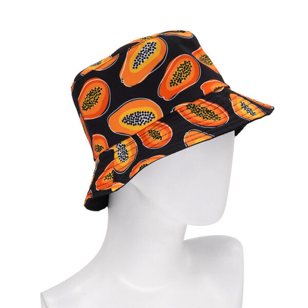 Tête-mannequin-plastique-porte-un-bob-mangue-couleur-noir-sur-fond-blanc